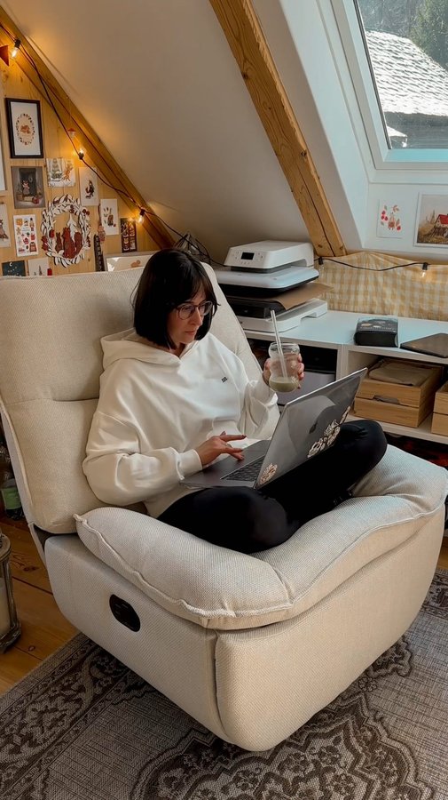 Instagram post by @annalunakdraws for FlexiSpot. Caption reads: [...] got a very cozy upgrade! ✨ This is the....