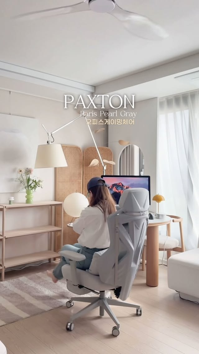 Instagram post by @hei__jh for Paxton. Caption reads: [...] ⭕️ 요런 고오급 의자 필요한 분께 저장 후 공유해주세요⭕️....