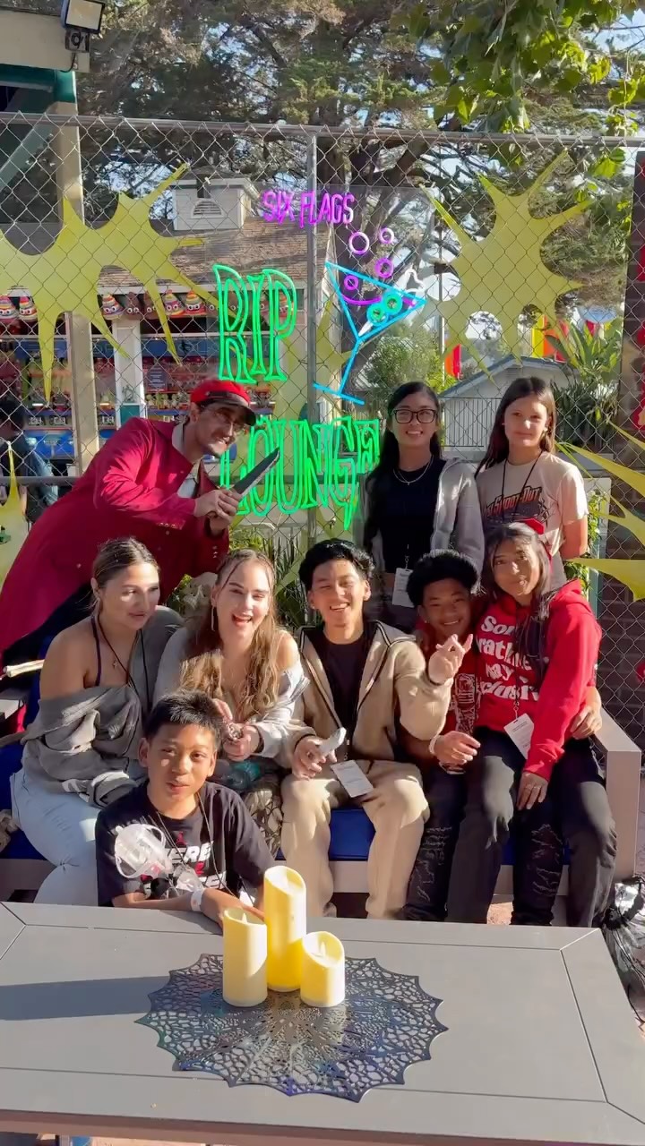 Instagram post by @symba2exclusive for Six Flags. Caption reads: 🎢 @sixflagsdiscoverykingdom #explorepage #explore....