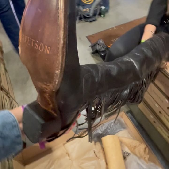 Instagram post by @thebootbabe for Stetson. Caption reads: #behindthescenes @stetsonusa 

#tryon #fitcheck....