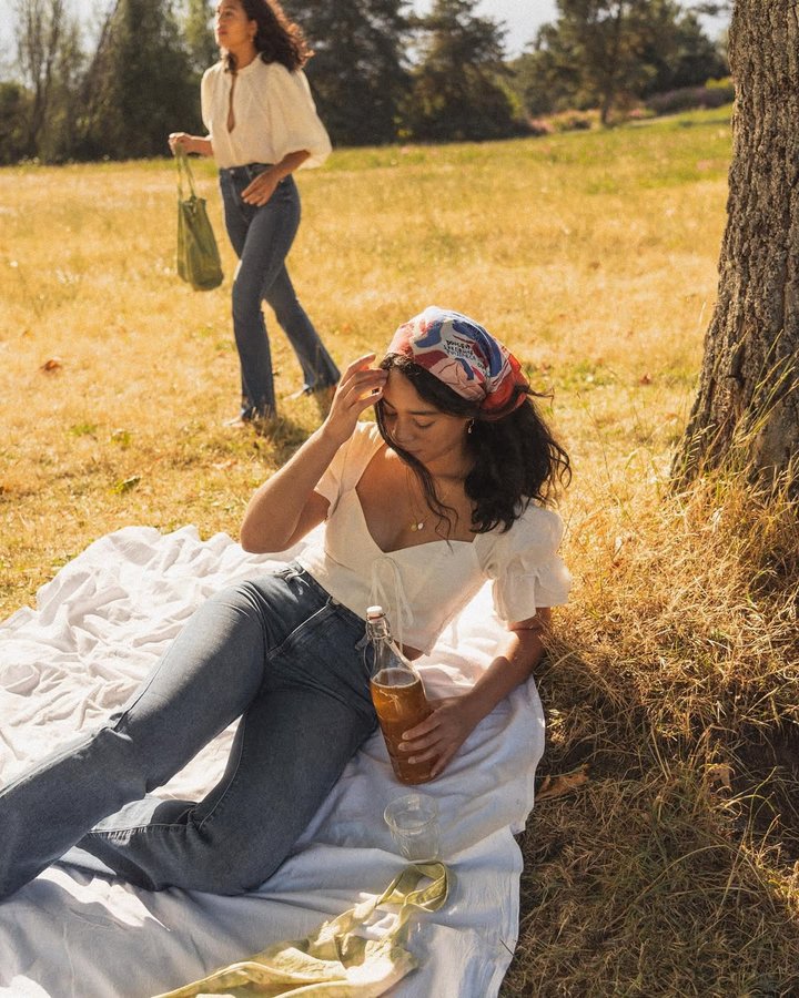 Instagram post by @kimseidensticker for Just Black Denim. Caption reads: [...] with my sis 💕 we’re both wearing....