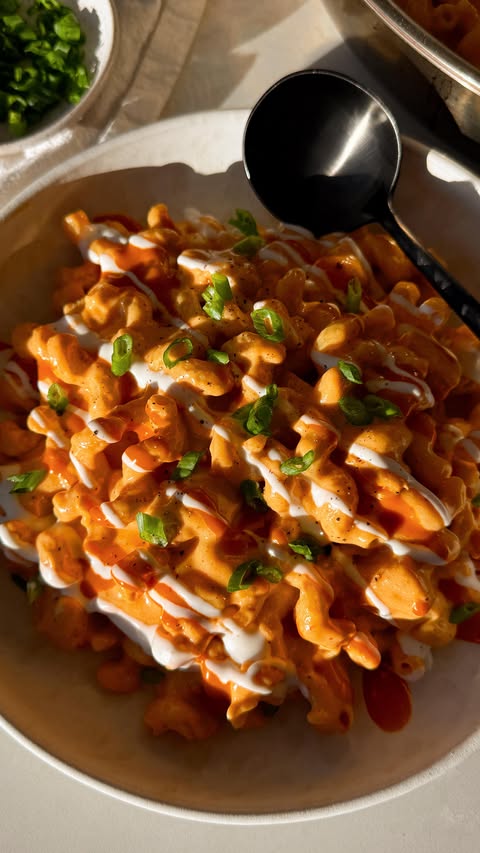 Instagram post by @munchinwithmaddie_ for Banza. Caption reads: sundays are dedicated buffalo chicken days in our....