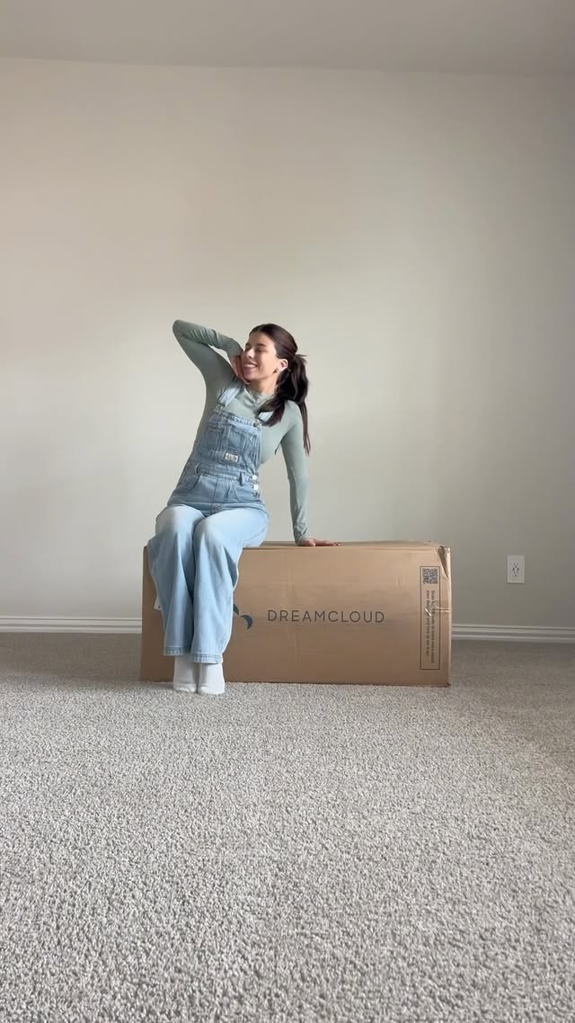 Instagram post by @elainamich for DreamCloud Sleep. Caption reads: [...] wait!
.
.
.
.
#ilovemydreamcloud....