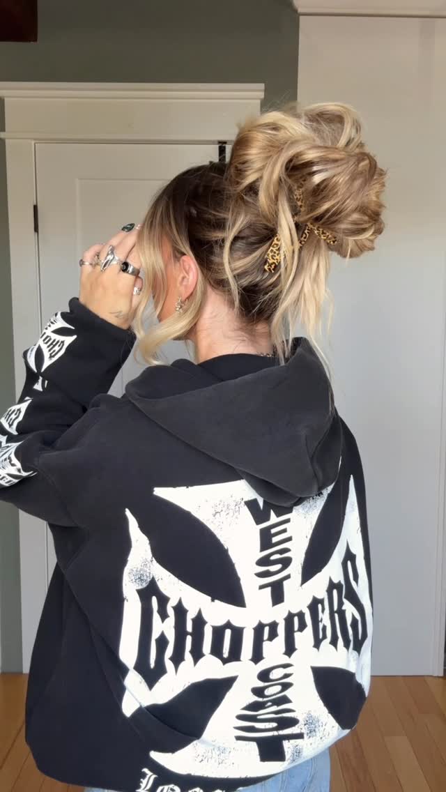 Instagram post by @torielynnbliss for SexyHair. Caption reads: <2 min cute hairstyle 
I obviously had to get this....