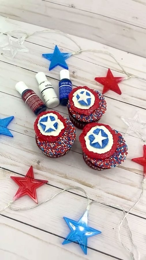 Instagram post by @erin.cakesandcupcakes for Chefmaster. Caption reads: ❤️🤍💙 What do Super Red, White, and Royal Blue....