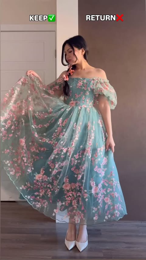 Instagram post by @shaynehydn for JessaKae. Caption reads: [...] LOVE with these holiday dresses from....