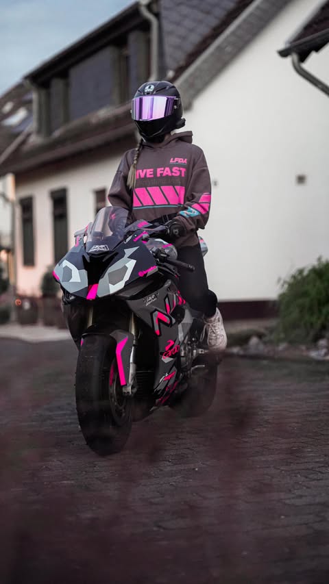 Instagram post by @nanaxyda for Monster Fairings. Caption reads: [...] 👤: @nanaxyda 🤝🏼: @monsterfairings.de /....