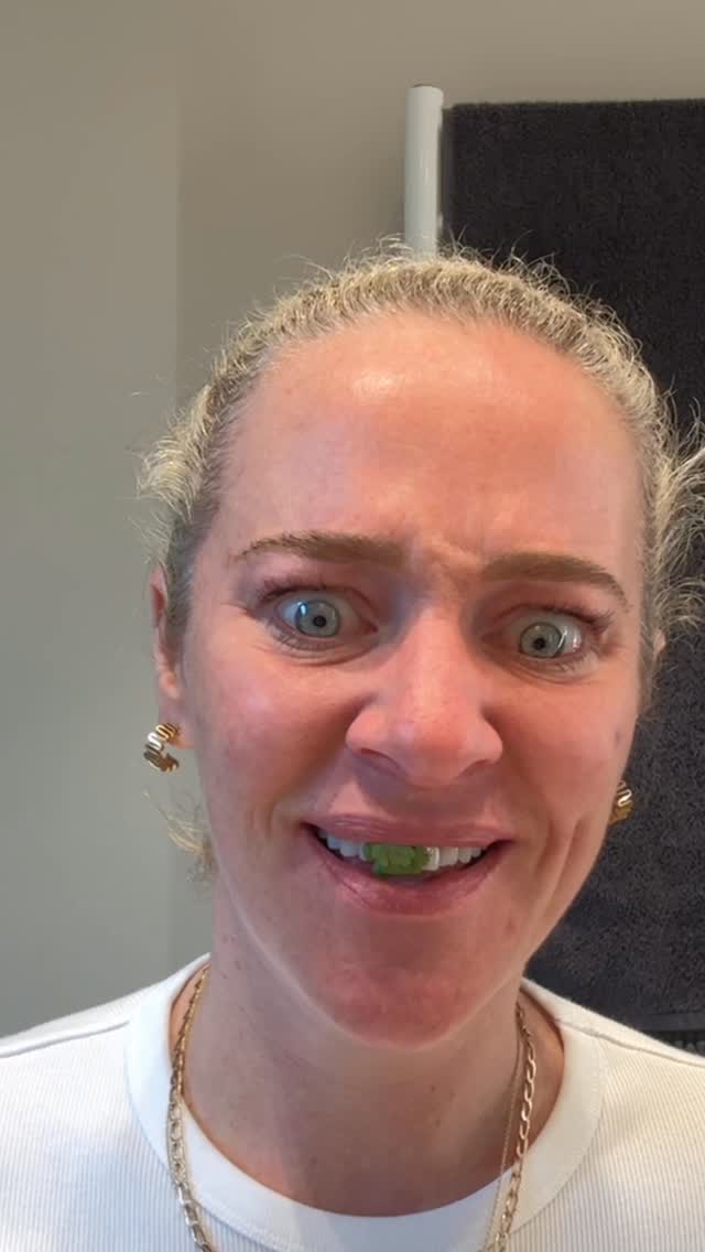 Instagram post by @ashpollard__ for White Glo. Caption reads: The best pack of free flossers I’ve ever had!....