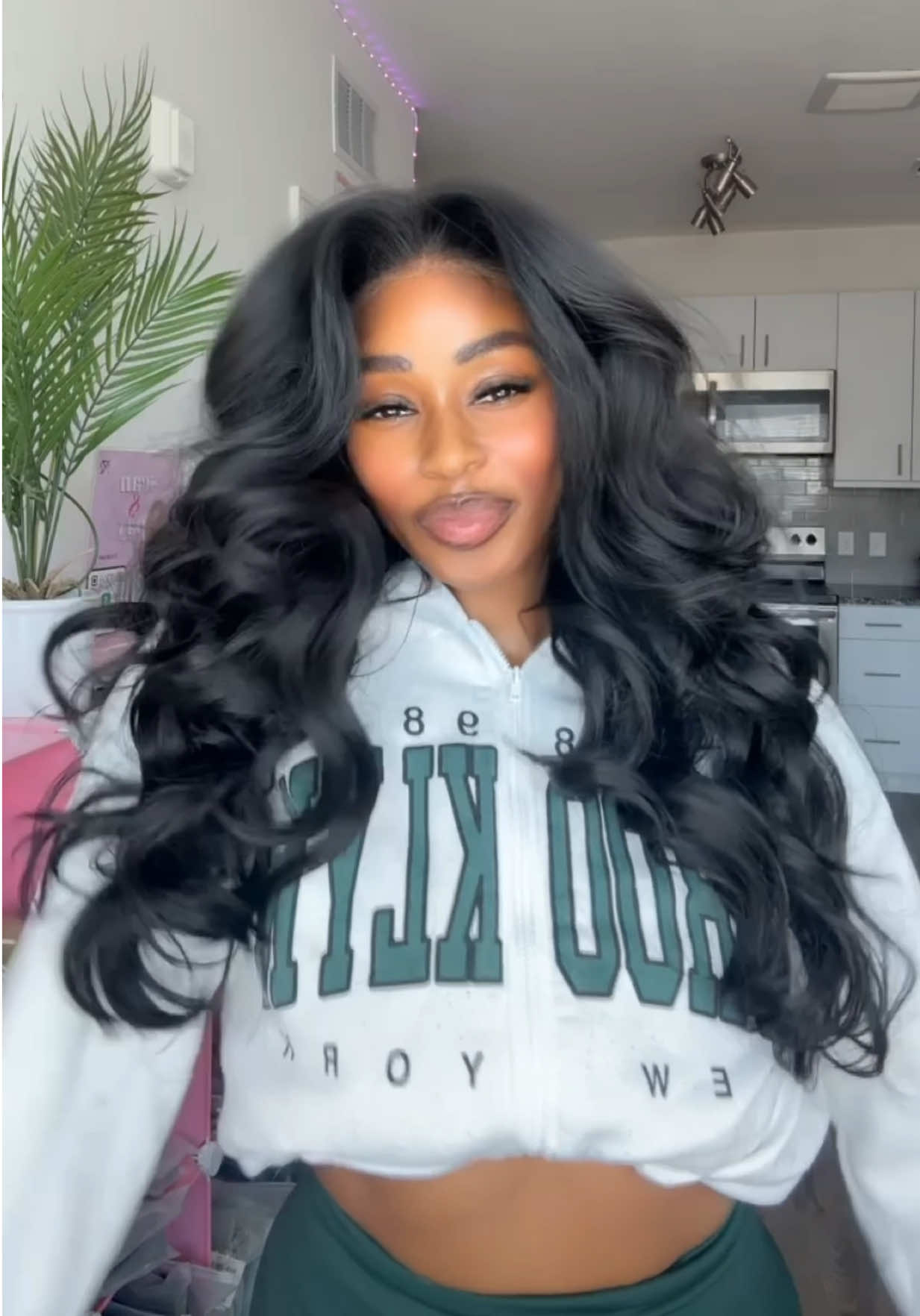 TikTok post by @brakiamoore for SamsBeauty. Caption reads: [...] the EVERYTHING 😍🔥🔥 Color: 1B @SamsBeauty....