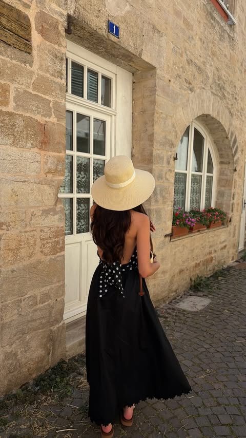 Instagram post by @chloedebarros for PARIS/64. Caption reads: Love hat looks this summer <3 #brunettehair....