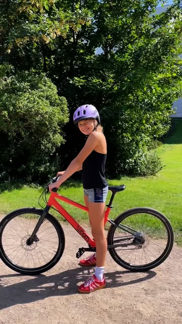 Instagram post by @mama_gun for Woom Bikes. Caption reads: Cykelture sammen med mine små er blevet mange....