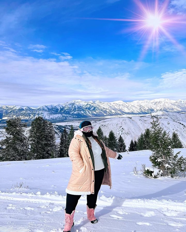 Instagram post by @i.am.ana.victoria for Fashion to Figure. Caption reads: [...] Such a memorable trip 🙏🤘🏻
Coat:....