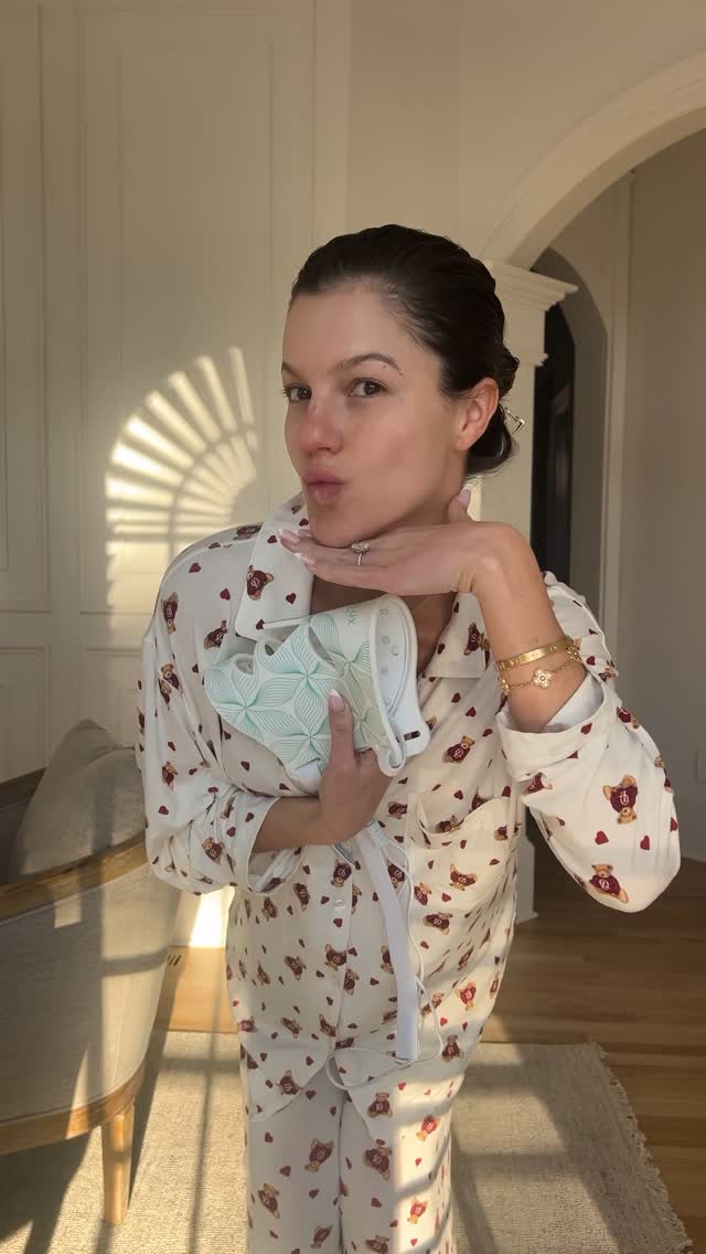 Instagram post by @aylaelizabeth for Omniluxled. Caption reads: I’ve been using my @omniluxled contour face mask....