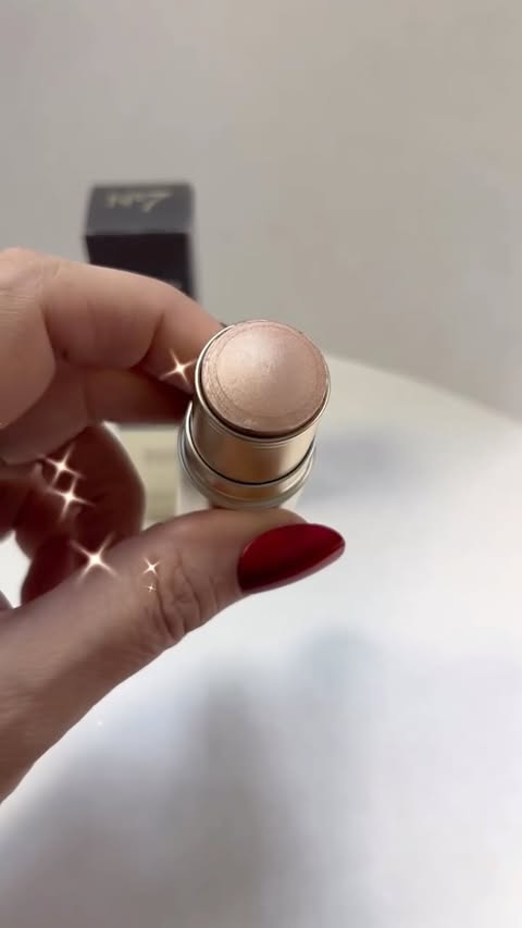 Instagram post by @catherinesreviews for No7 USA. Caption reads: #AD #No7Beauty #No7BeautyCommunity Golden hour…....