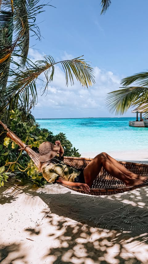 Instagram post by @breathingtravel for Hohem. Caption reads: [...] hands, but ever since I started using my....