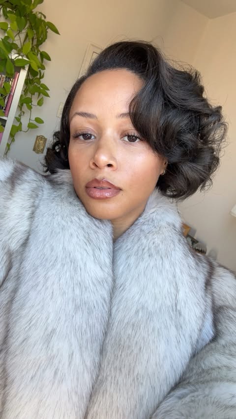 Instagram post by @kaylaagreaves for BEAUTY PIE. Caption reads: [...] glow to your skin this winter with....