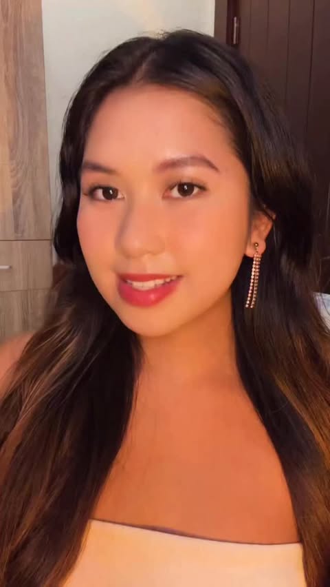 Instagram post by @nnbsl for Cosmopolitan. Caption reads: [...] lotion love 😍#CosmoBeautyAwards2025....