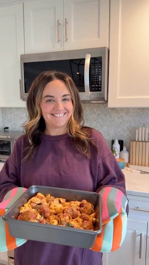 Instagram post by @megthings_ for Blue Apron. Caption reads: EASY meal in 20 minutes #BlueApronPartner

This....