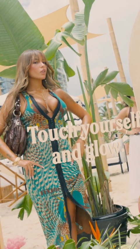 Instagram post by @si_swimsuit for Hawaiian Tropic. Caption reads: [...] this beautiful tan... ;) @hawaiiantropic....