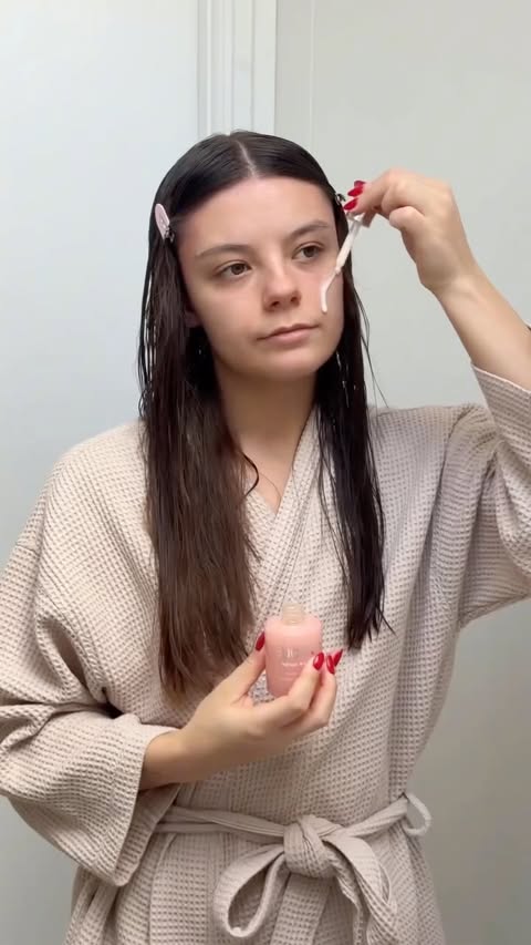 Instagram post by @withdanielle_ for Estrid. Caption reads: [...] Gloss Absolu shampoo & @heyestrid Razor....