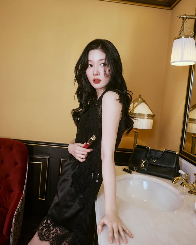 Instagram post by @j_chaeyeoni for Dolce&Gabbana. Caption reads: 🖤❤️

@DolceGabbana_Beauty

#DGBeauty
#DGMakeup
#D....