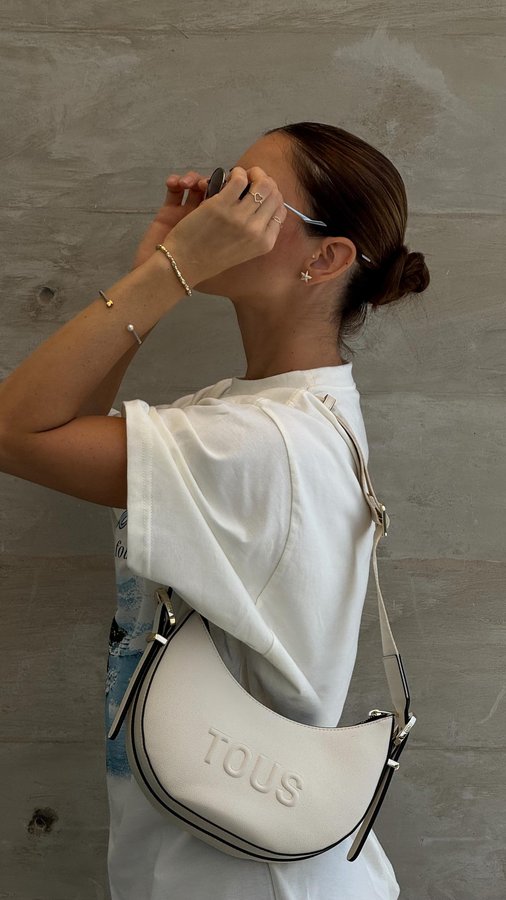 Instagram post by @rivadeneirak for TOUS. Caption reads: Dale un giro a tus outfits✨
👜 @tousjewelry....