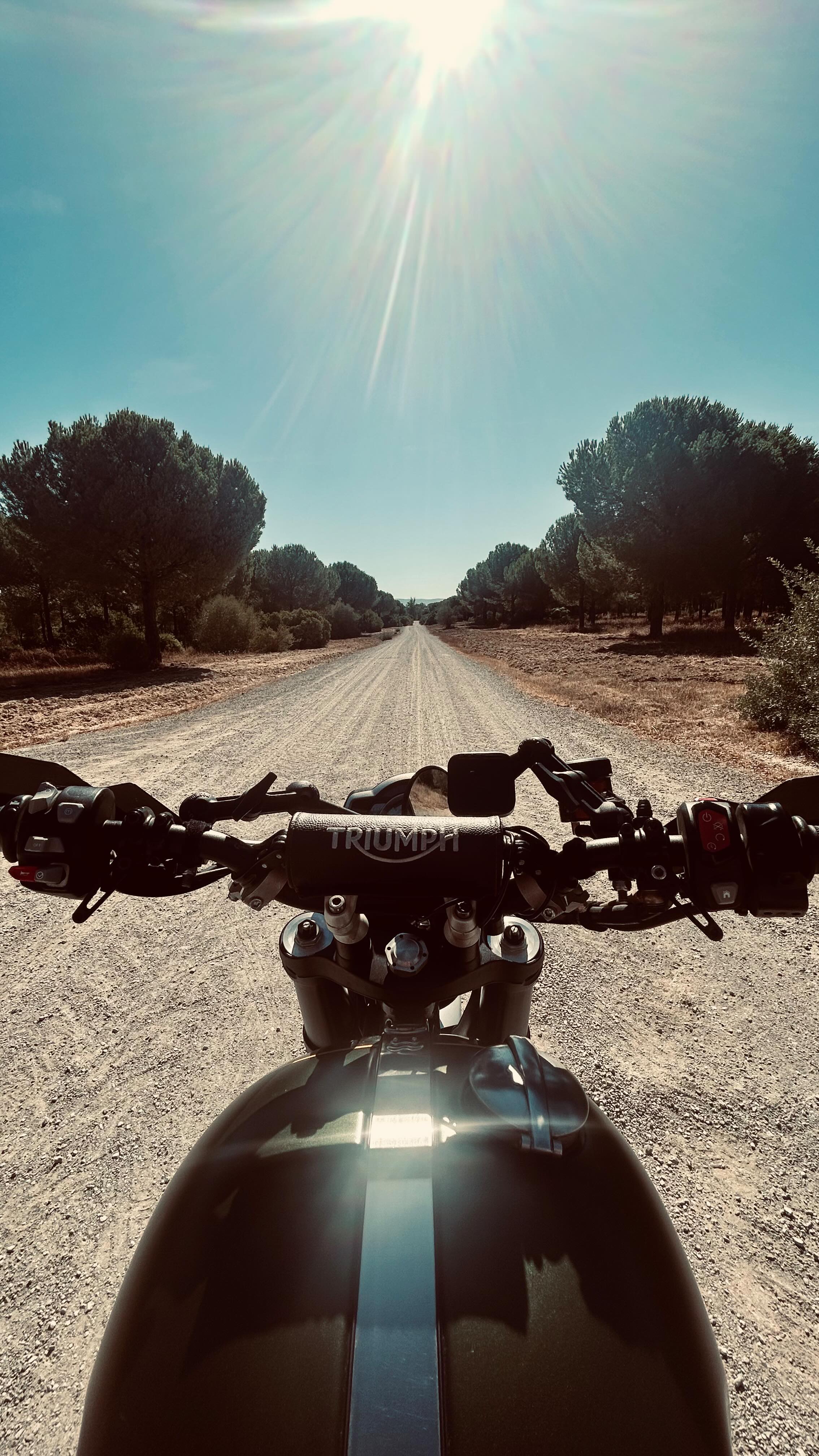 Instagram post by @dustyrider_ for Peak Design. Caption reads: 👊🏼✊🏼💨💨. 

love this sound of my Scrambler....