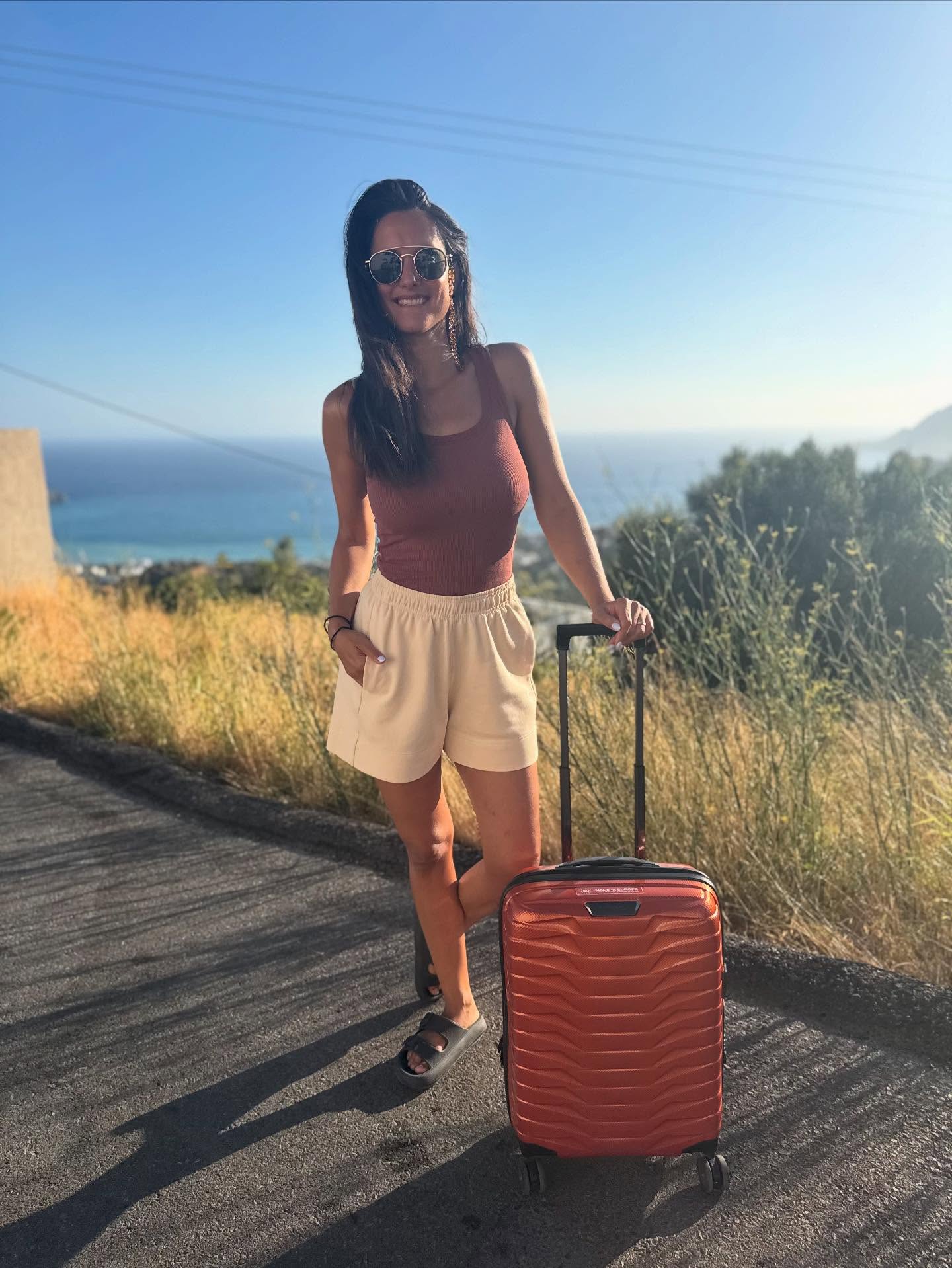 Instagram post by @noratrokanofficial for SAMSONITE. Caption reads: #reklám 
Nagy utazó vagyok, de igyekszem minél....
