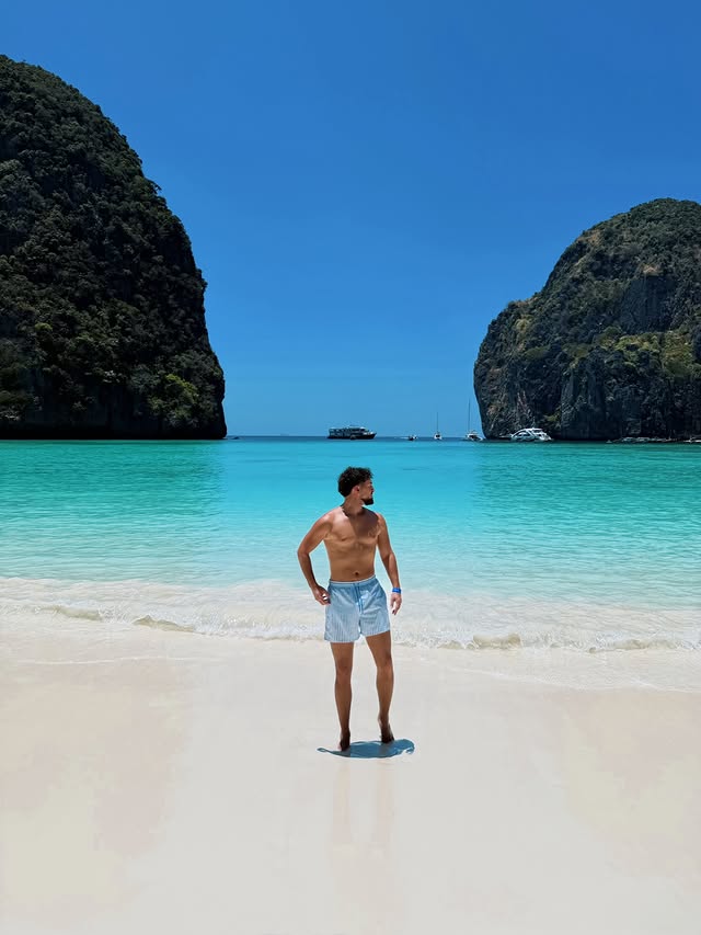 Instagram post by @giovanniogliormino for Spartoo. Caption reads: [...] a swimsuit: simplicity is enough. ad....