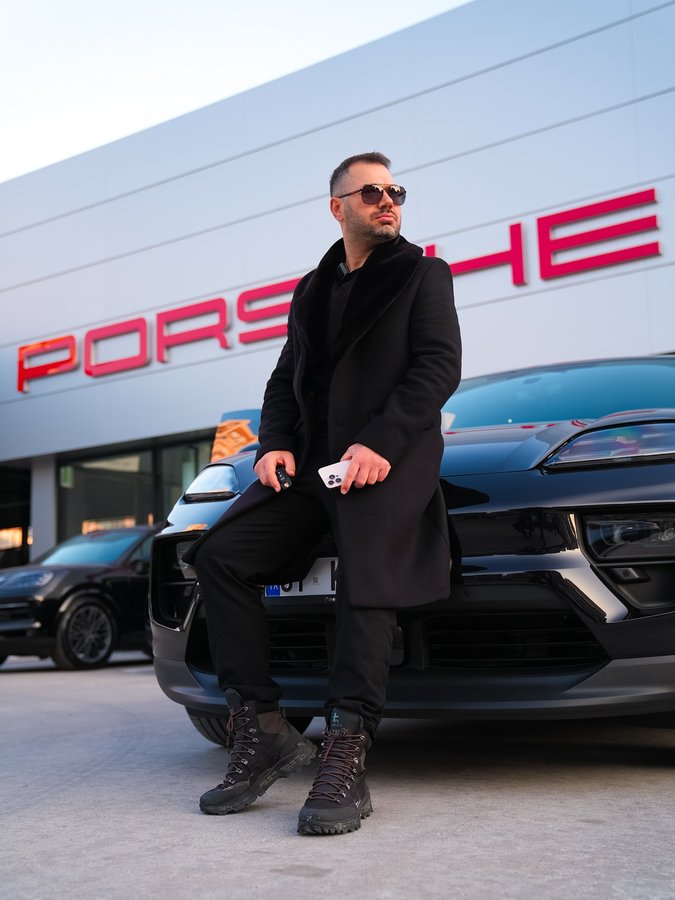 Instagram post by an influencer for Porsche. Caption reads: Siyah’ın iki tonu ♠️🖤 @porsche Haftaya elektrikli....