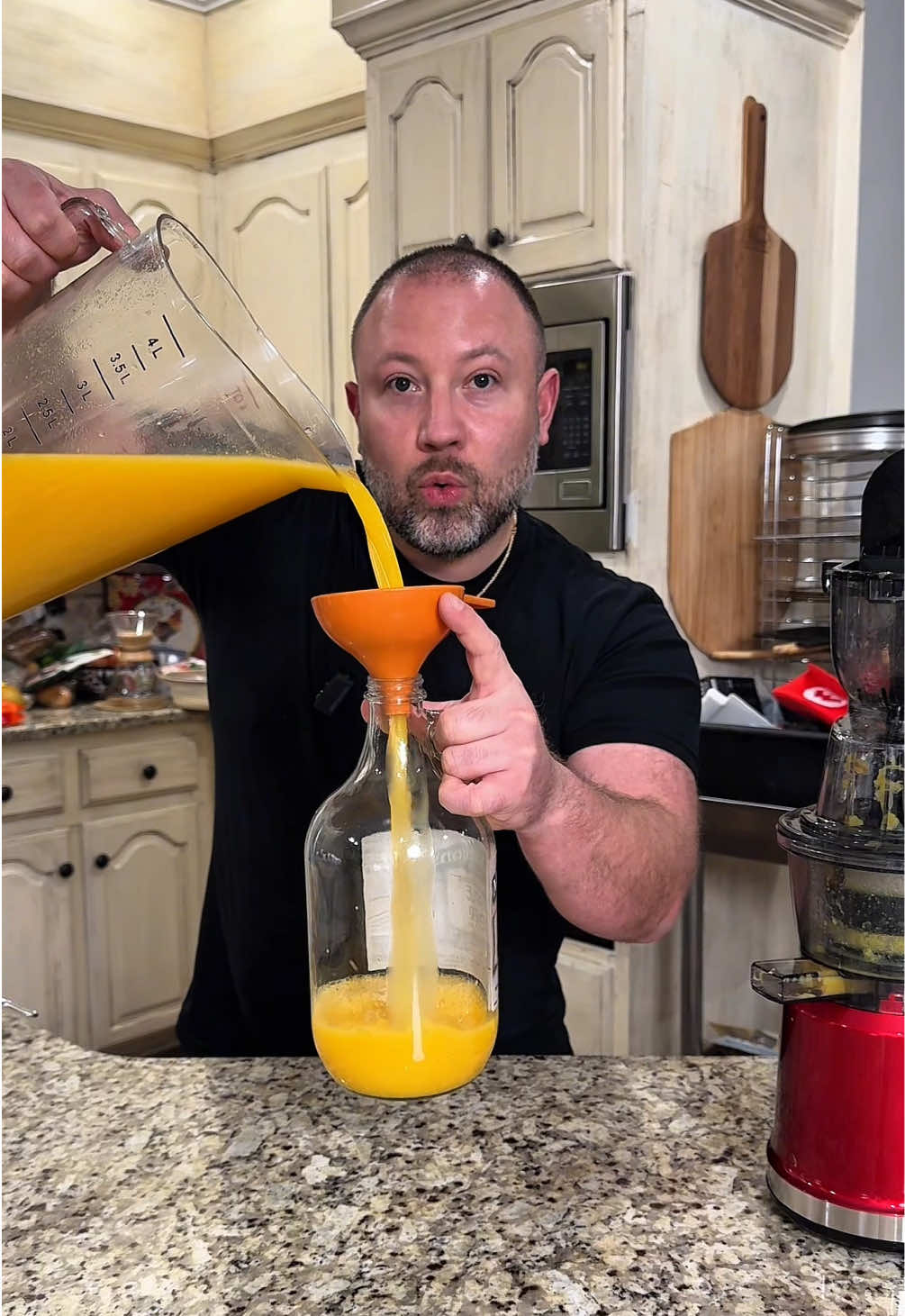 TikTok post by @itsame.amodio for Kitchen in the Box. Caption reads: [...] this juicer today!!! 🤌🏼👌🏼💯🔥 @Kitchen....