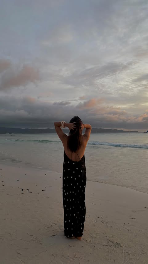 Instagram post by @roseannereal for Cathay Pacific. Caption reads: [...] pasó volando… y más aún, volando con Cathay....