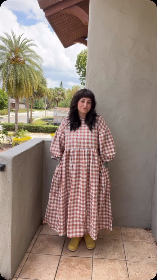 Instagram post by @thecurvycapsule for Tradlands. Caption reads: [...] dress* in their new color way from....