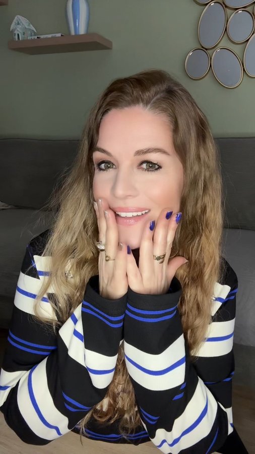 Instagram post by @iamirisrose for Pink Gellac. Caption reads: Gemstones & Nail Care 💅🏻🌌 @pinkgellac 

Gebruik....