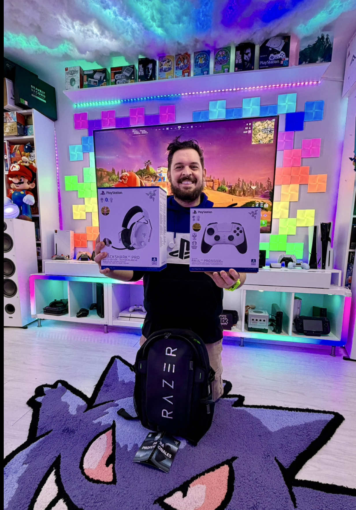 TikTok post by @javigeek for Razer. Caption reads: UNBOXING productos de @Razer Espana 🐍 BLACKSHARK....