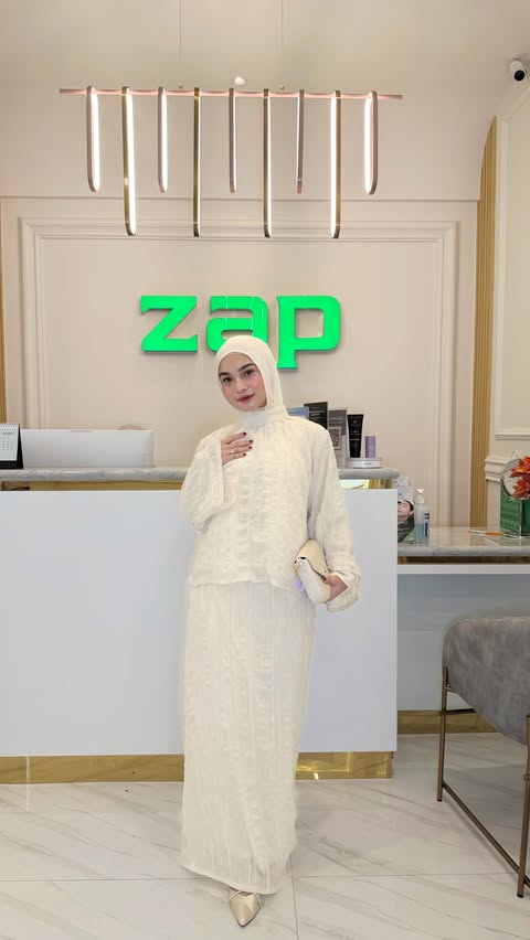 Instagram post by @elinayuwono for ZAP Clinic. Caption reads: [...] & pro yellow laser 😗 #zaptestimonial....
