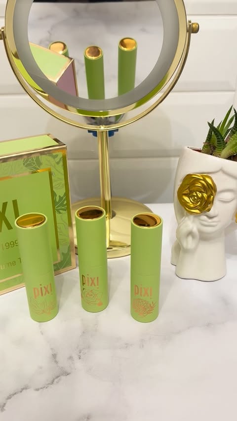 Instagram post by @withloveforbeauty for Pixi Beauty. Caption reads: Ostatnia paczka od @pixibeauty bardzo mnie....