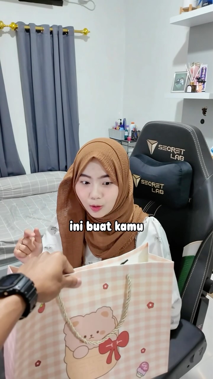 Instagram post by @aletaanovianda for Tokopedia. Caption reads: Hati tenang kalo udah dapet THR 🤭.