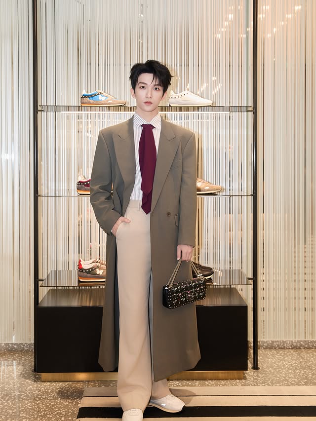 Instagram post by @hzhf_larsss for Valentino. Caption reads: 温暖秋日之约 @maisonvalentino #ValentinoInterferenze....