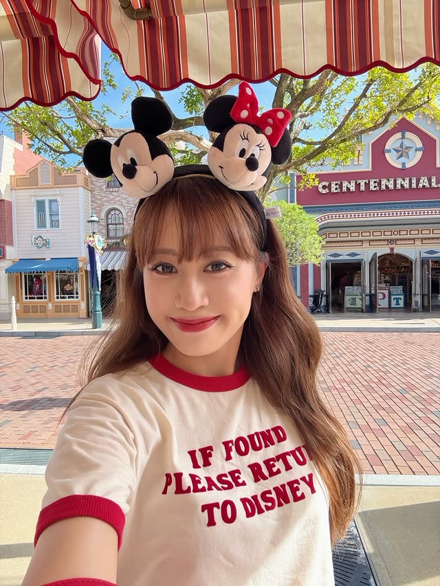 Instagram post by @cynbunny for Klook. Caption reads: [...] 希望可以再次由香港走到巴黎 把這份迪士尼魔法帶回來給大家 💗🤩🪄....