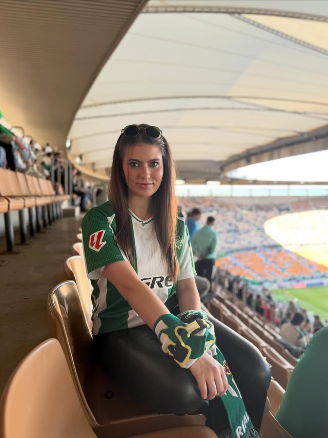 Instagram post by @mariacmchv_ for HAWKERS CO.. Caption reads: [...] 

20% dto: HC-MARIACAMA @hawkerscrew....