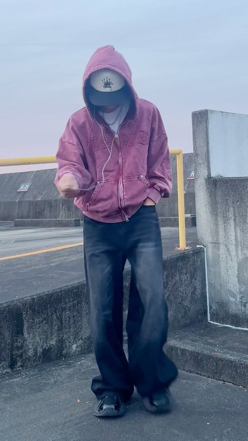 Instagram post by @ttrtyttkm for That's life. Caption reads: @thatslife.jp のジップパーカー おれが赤は珍くね！？ #pr #ストリート [...].