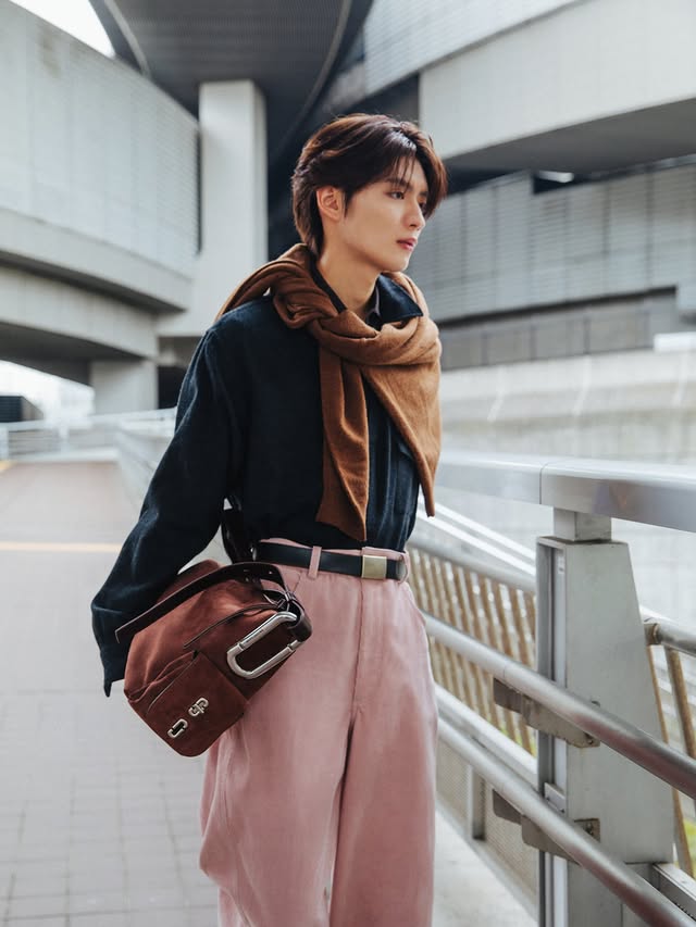 Instagram post by @mokudai520_k for Marc Jacobs. Caption reads: MARC JACOBS Drop Tokyo またお気に入りのアイテムが増えました🙈 bag....