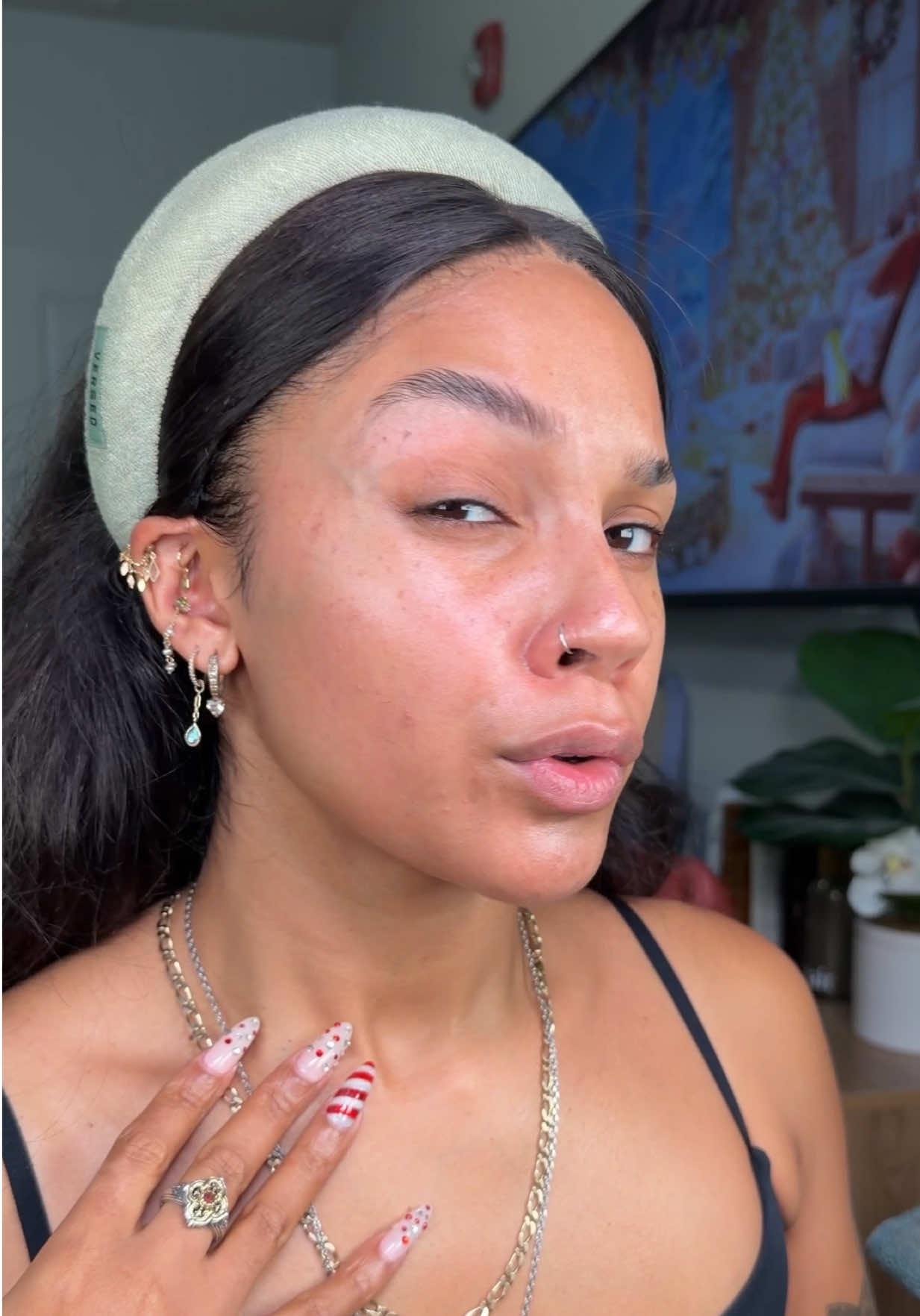 TikTok post by @palomahendersonn for Iconic. Caption reads: [...] glow is missing this season! Trust me!!....