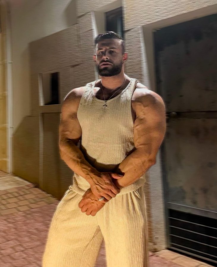 Instagram post by @francescodellavedova_ifbbpro for Aporro. Caption reads: Wild for the night, iced out. ❄✨ @aporrobrand.