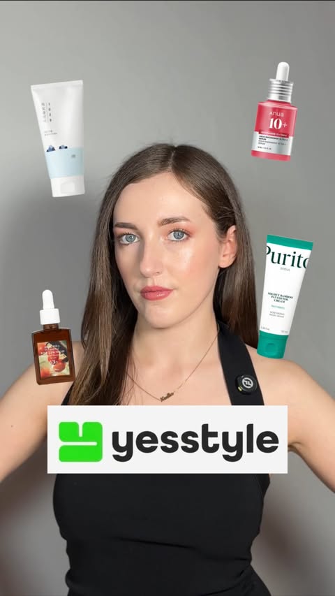 Instagram post by @noeliacadenass for YesStyle. Caption reads: [...] FAVORITOS de las REBAJAS de YESSTYLE💚‼️✨....