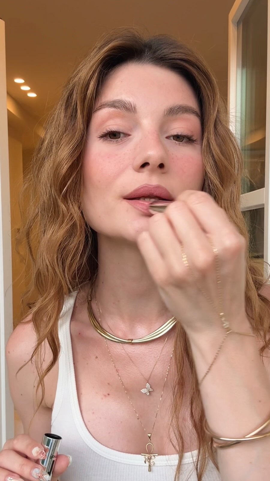 Instagram post by @erinsengul for Flormar. Caption reads: Geleceğinden parlak lipstickler sürülsün o zaman....