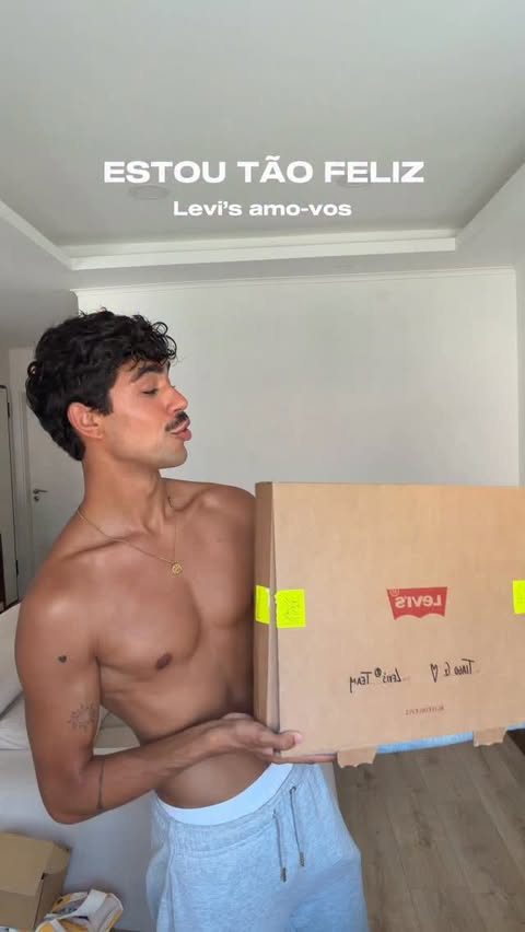 Instagram post by @tiagoroquegraca for Levi's. Caption reads: Eu abri isto e fiquei louco! thank youuu @levis ❤️....