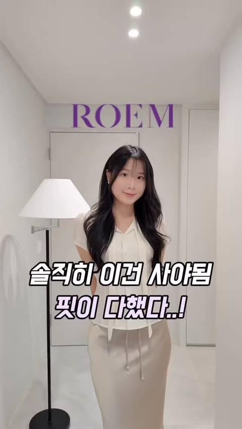 Instagram post by @syeonny.zip for ROEM. Caption reads: (AD) 솔직히 이건 그냥 사야됨…🤍 로엠 블라우스 2가지 입어봤는데 하나는 여리여리....