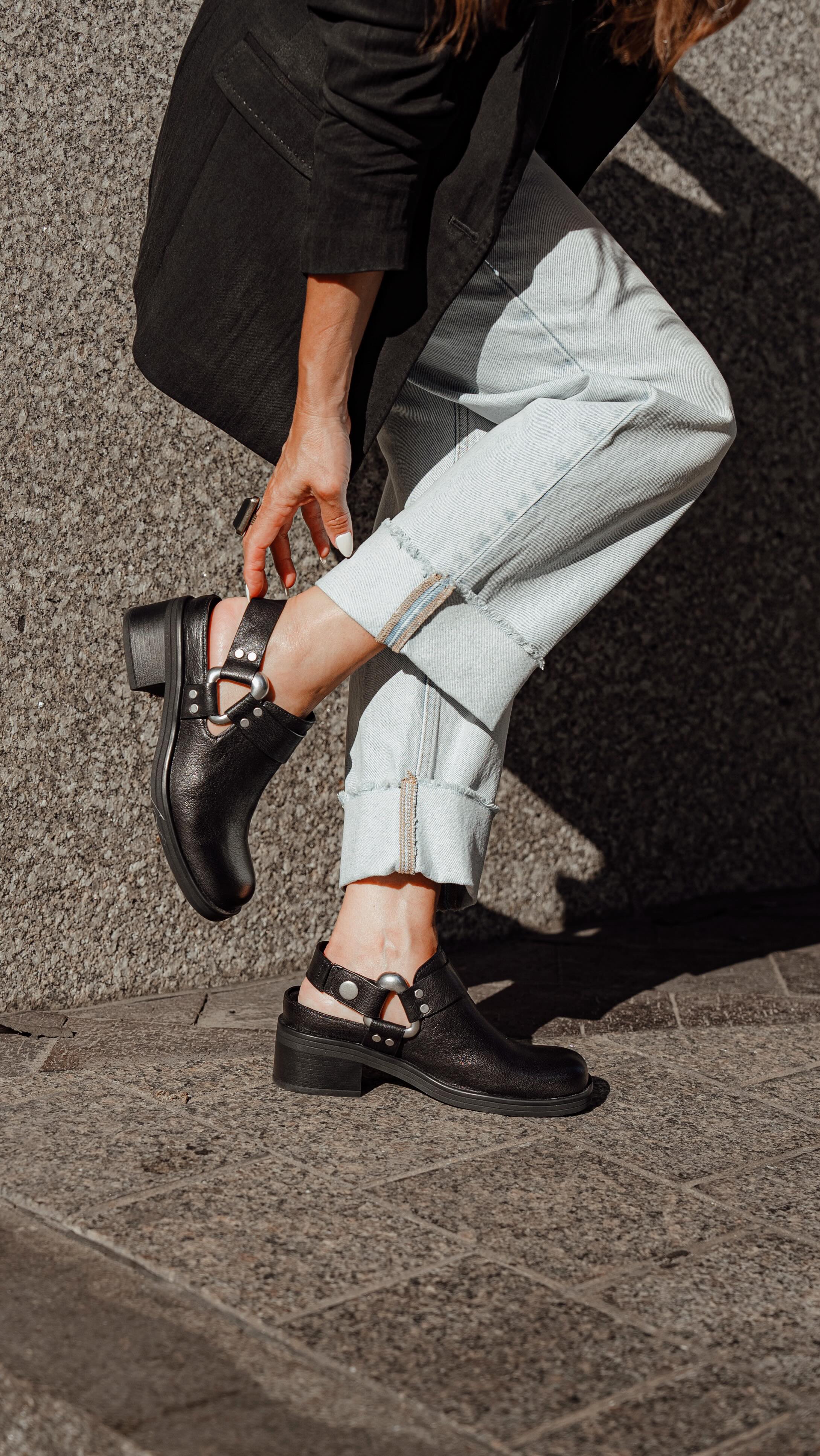 Instagram post by @bethgoldfarb for Aerosoles. Caption reads: Fall’s boldest mule just entered the chat. 

Meet....